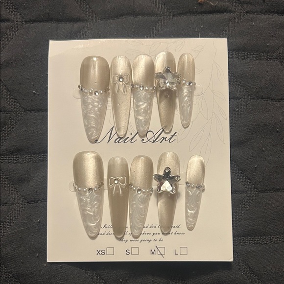 Handmade Elegant Silver Nail Press-On Set - Picture 3 of 7